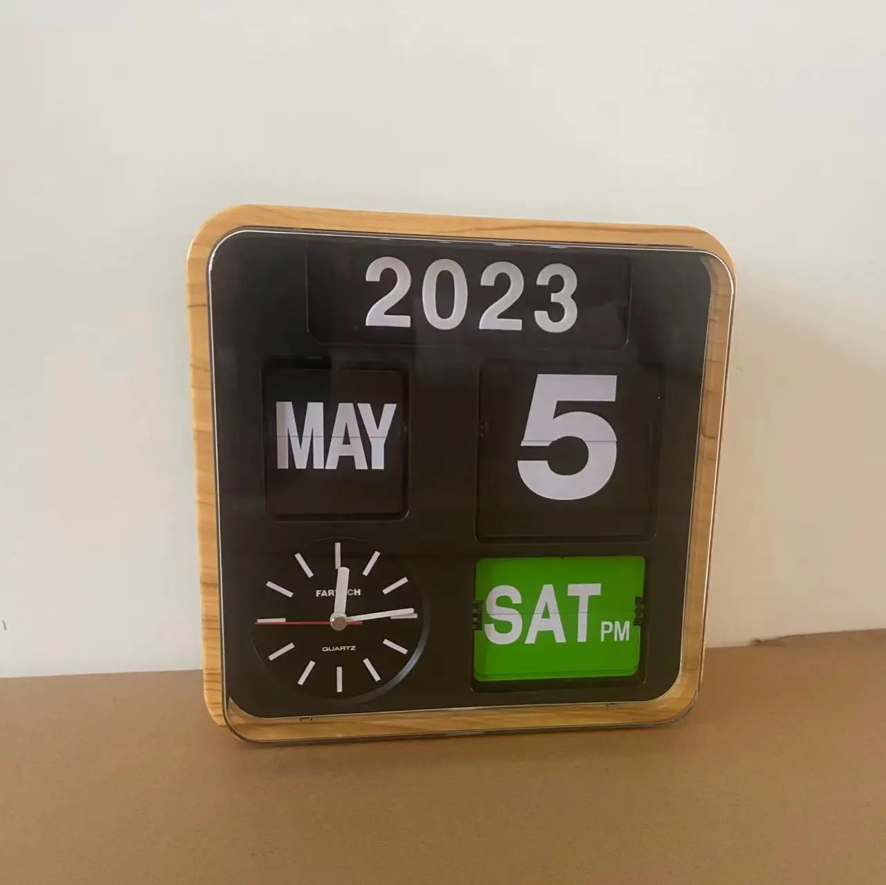 Wooden Color Calendar Plastic Page Flip Clock Automatic Mute Living Room Modern Fashion Home Creative Wall Clock